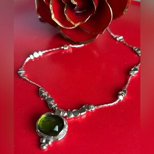 Chic Silver Necklace with Green Accent